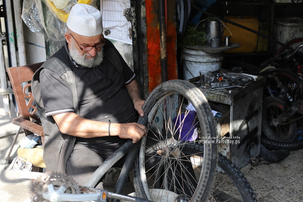   محمود كحيل أقدم مصلح الدراجات الهوائية في قطاع غزة (7).JPG