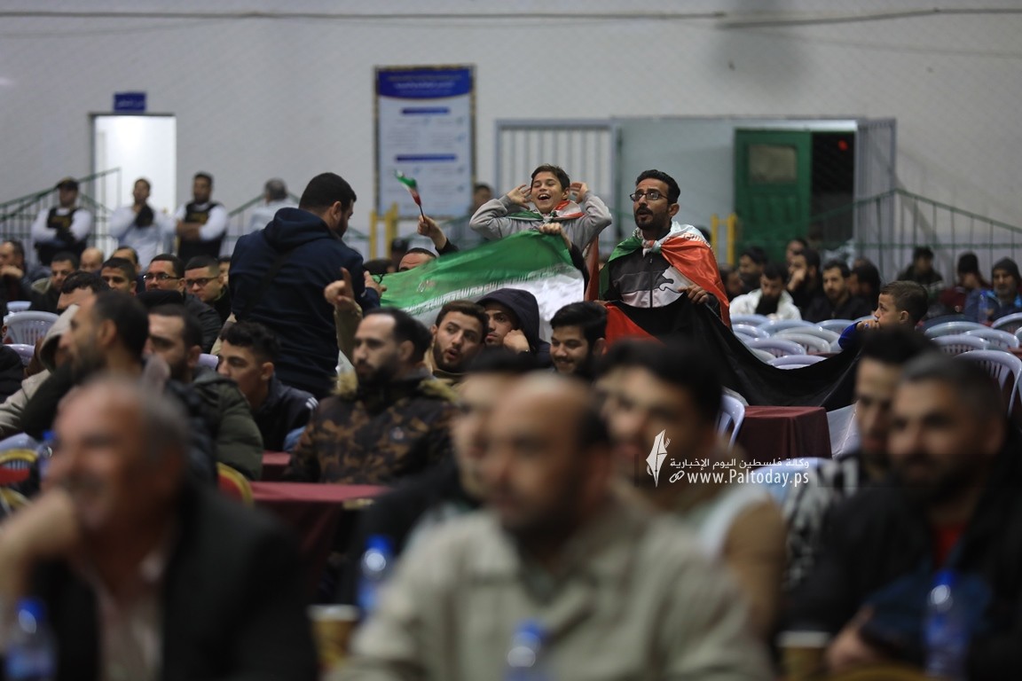 جماهير قطاع غزة داخل صالة سعد صايل تتابع مباراة ايران ضد امريكا (14).JPG