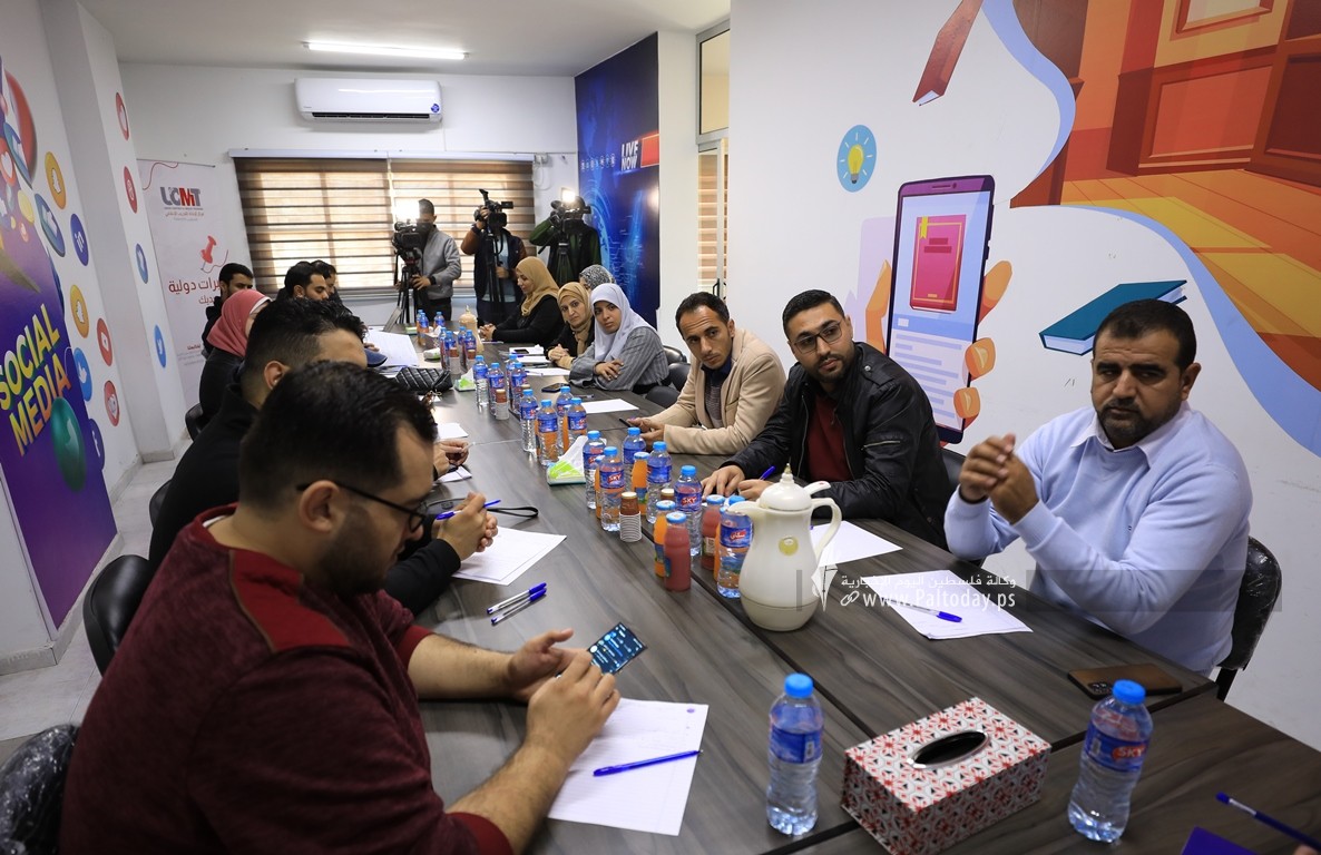 صحفيون واعلاميون ينظمون لقاء حول واقع الإعلام الرقمي الفلسطيني خلال 2022 (8).JPG