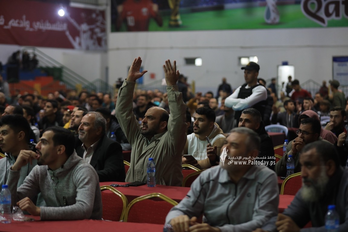 جماهير قطاع غزة داخل صالة سعد صايل تتابع مباراة ايران ضد امريكا (5).JPG