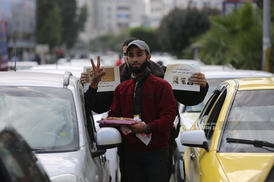 توزيع الحلوى على مفترقات قطاع غزة ابتهاجاً بعملية سلفيت المزدوجة (21).JPG
