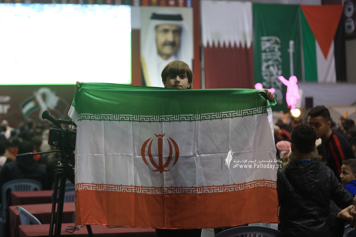 جماهير قطاع غزة داخل صالة سعد صايل تتابع مباراة ايران ضد امريكا (11).JPG