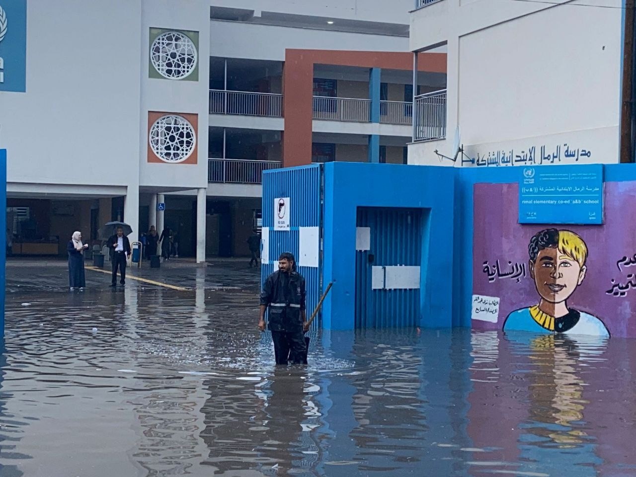 غرق مدرسة نتيجة سقوط الامطار الغزيرة.jfif
