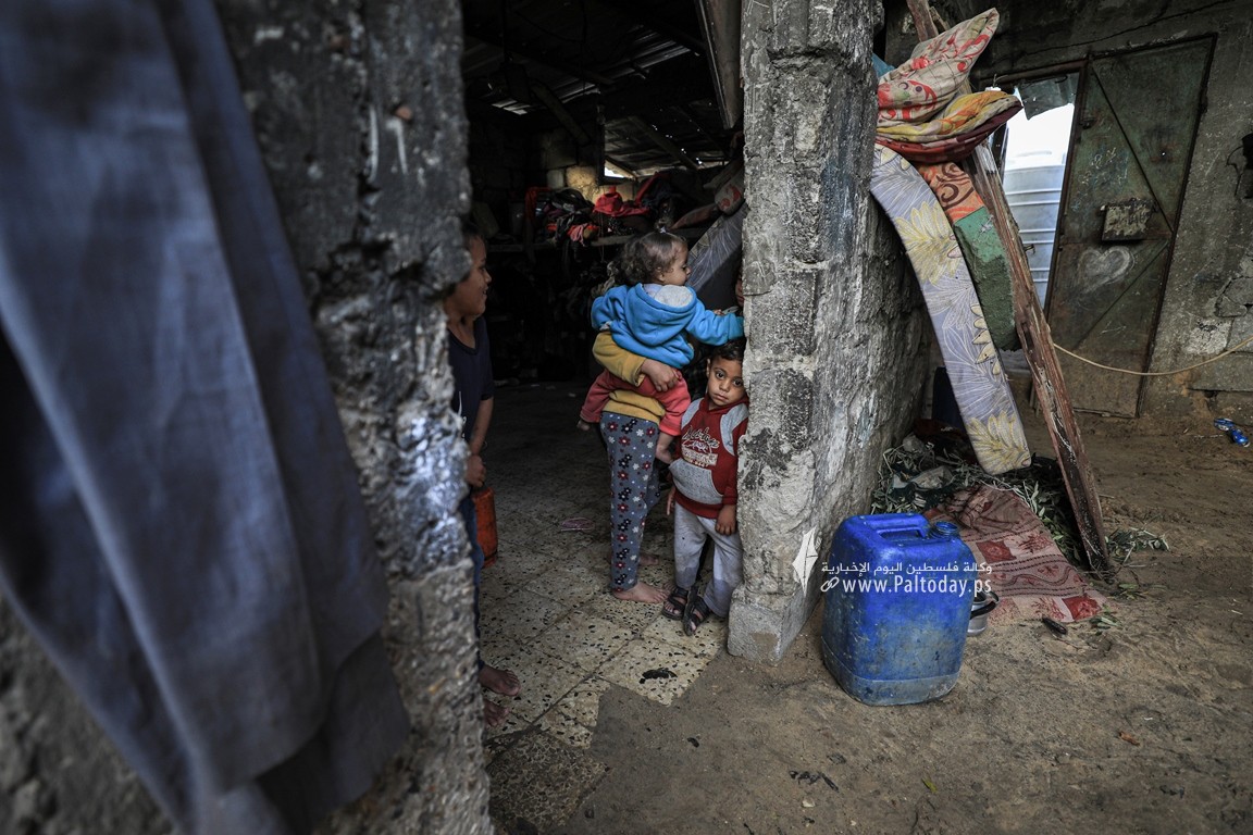 منخفضات جوية تزيد أوضاع الفقراء سوءا في قطاع غزة (23).JPG