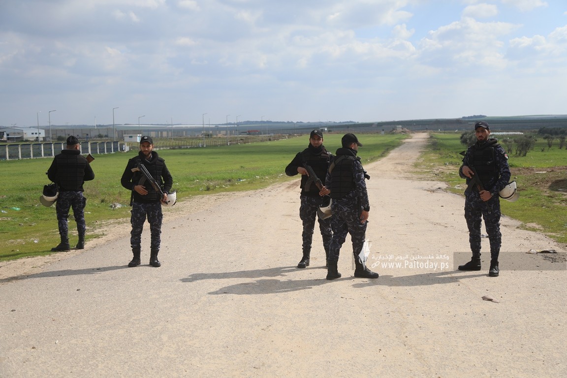 انتشار عناصر الشرطة على حدود غزة بعد هروب عميل من سجن الامن الداخلى بغزة (3).JPG