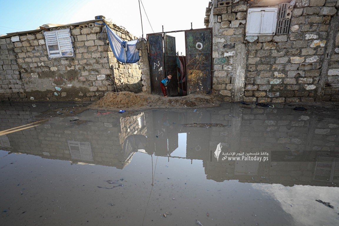 منخفضات جوية تزيد أوضاع الفقراء سوءا في قطاع غزة (17).JPG