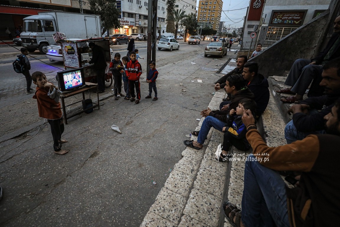 مواطنون يشاهدون مباراة المنتخب المغربي عبر شاشة تلفاز قديم على إحدى الطرقات بقطاع غزة (1).JPG
