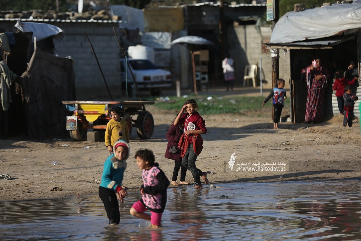 منخفضات جوية تزيد أوضاع الفقراء سوءا في قطاع غزة (3).JPG