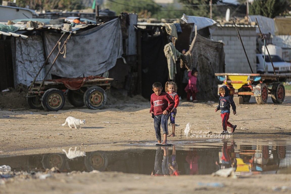 منخفضات جوية تزيد أوضاع الفقراء سوءا في قطاع غزة (6).JPG