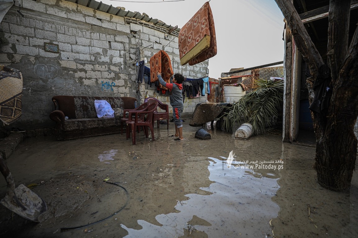 منخفضات جوية تزيد أوضاع الفقراء سوءا في قطاع غزة (7).JPG