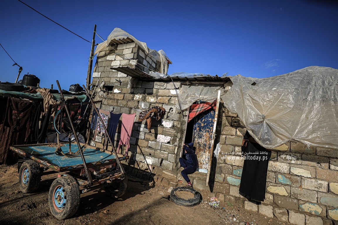 منخفضات جوية تزيد أوضاع الفقراء سوءا في قطاع غزة (9).JPG