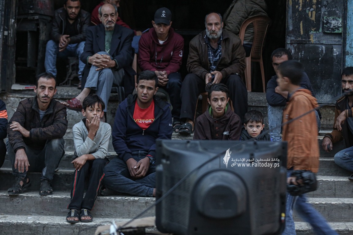 مواطنون يشاهدون مباراة المنتخب المغربي عبر شاشة تلفاز قديم على إحدى الطرقات بقطاع غزة (3).JPG