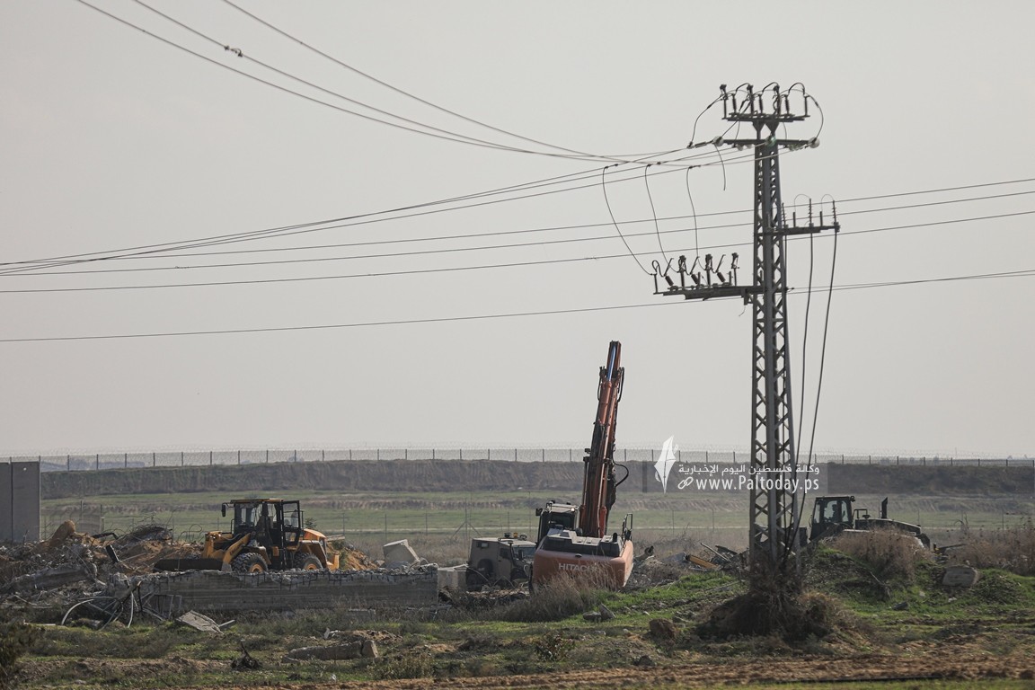 جيش الاحتلال يبدأ بإزالة معبر كارني شمال قطاع غزة ويقيم عائق أمني (2).JPG