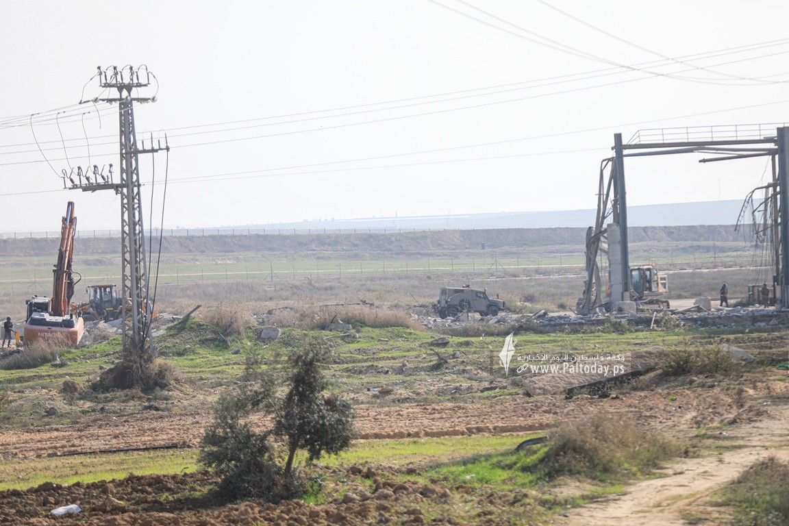 إزالة معبر كارني شمال قطاع غزة (13).JPG