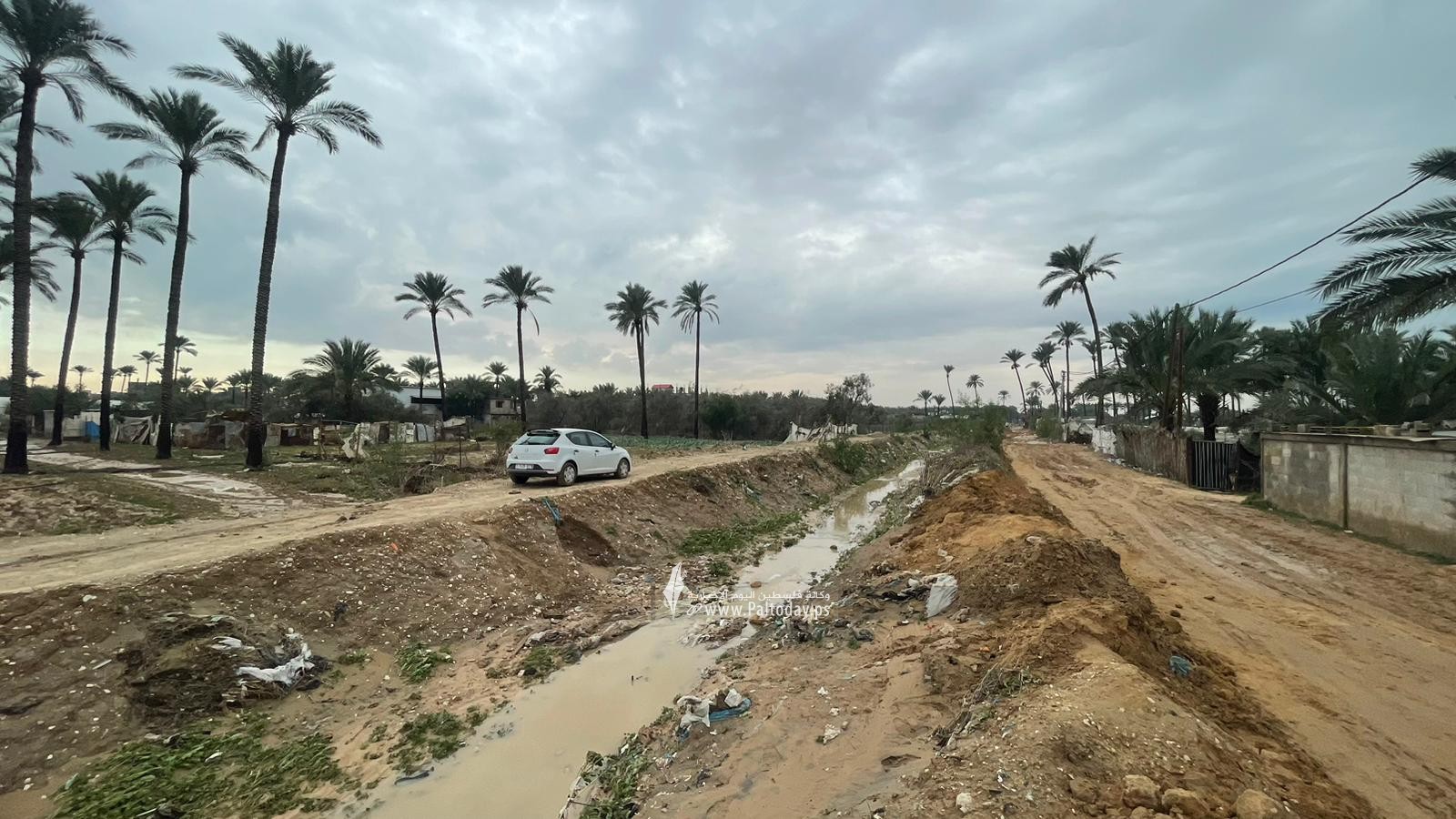 آثار المنخفض الجوي وفتح السدود في دير البلح (4).jpeg