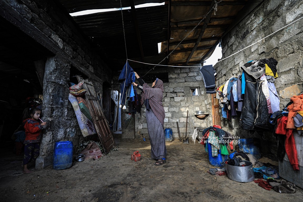 منخفضات جوية تزيد أوضاع الفقراء سوءا في قطاع غزة (20).JPG