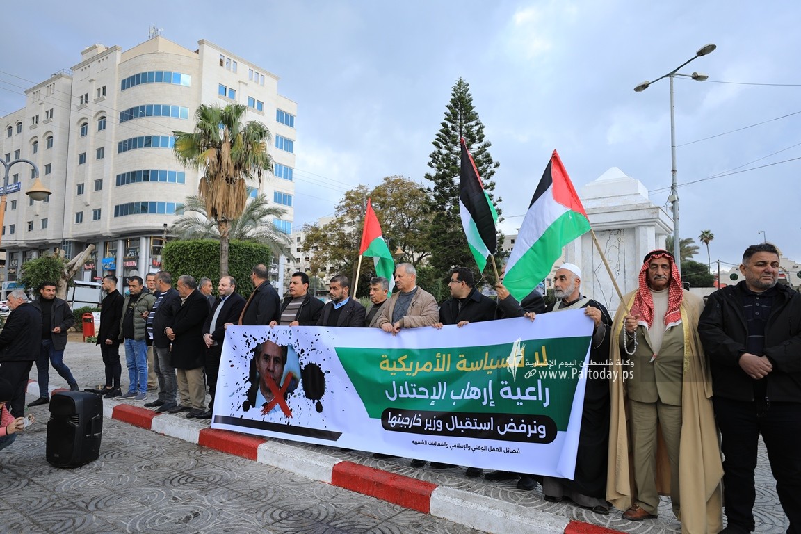 الفصائل بغزة تنظم وقفة جماهيرية رفضا للضغوط الأمريكية راعية إرهاب الاحتلال ورفضا لزيارة وزير خارجيتها (1).JPG