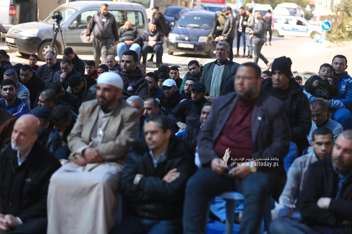 صلاة جمعة أمام مقر الصليب الأحمر بغزة تضامناً مع الأسرى (23).JPG
