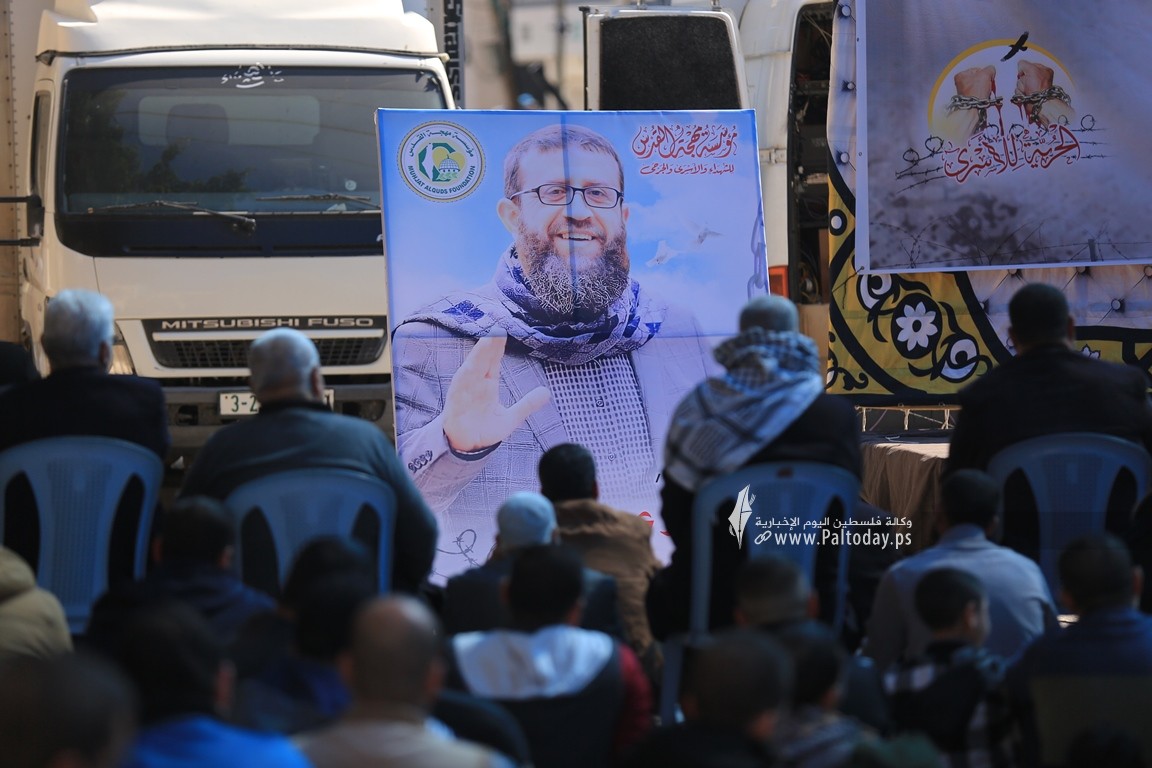 صلاة جمعة أمام مقر الصليب الأحمر بغزة تضامناً مع الأسرى (20).JPG