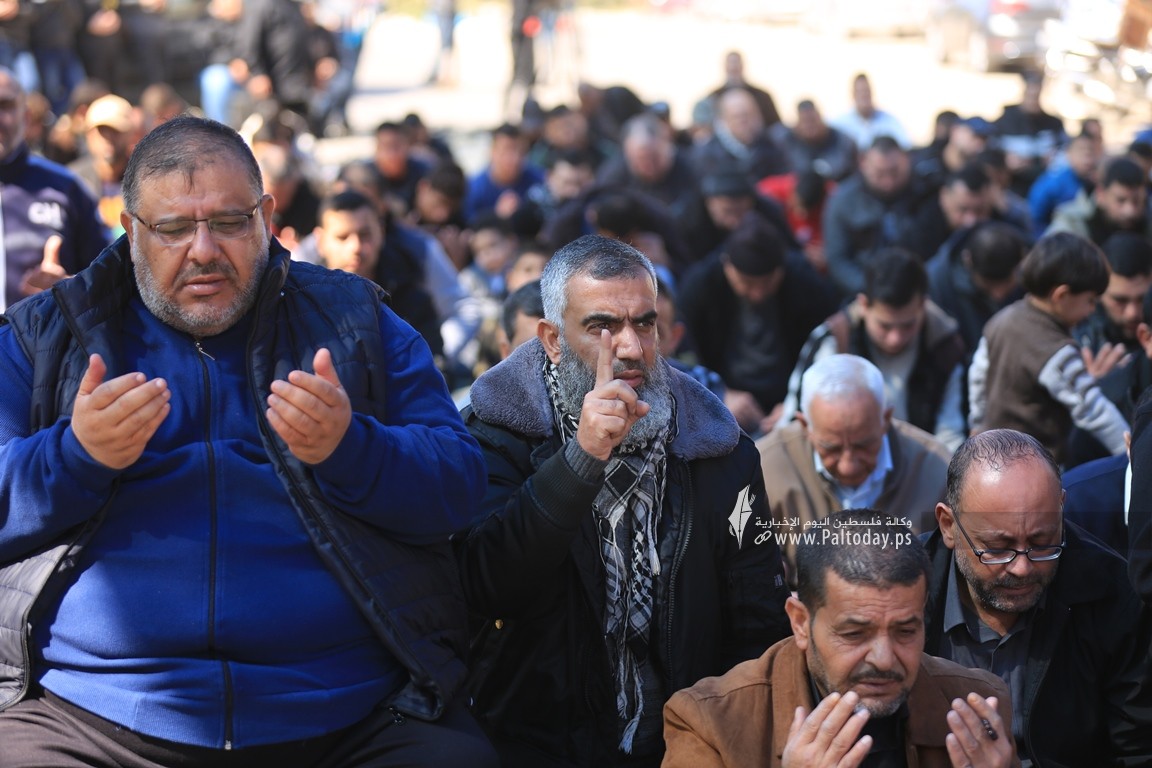 صلاة جمعة أمام مقر الصليب الأحمر بغزة تضامناً مع الأسرى (26).JPG