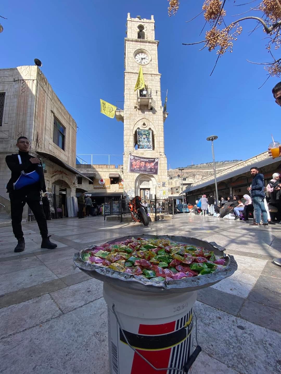 مواطنون يوزعون الحلوى ابتهاجًا بعملية نابلس