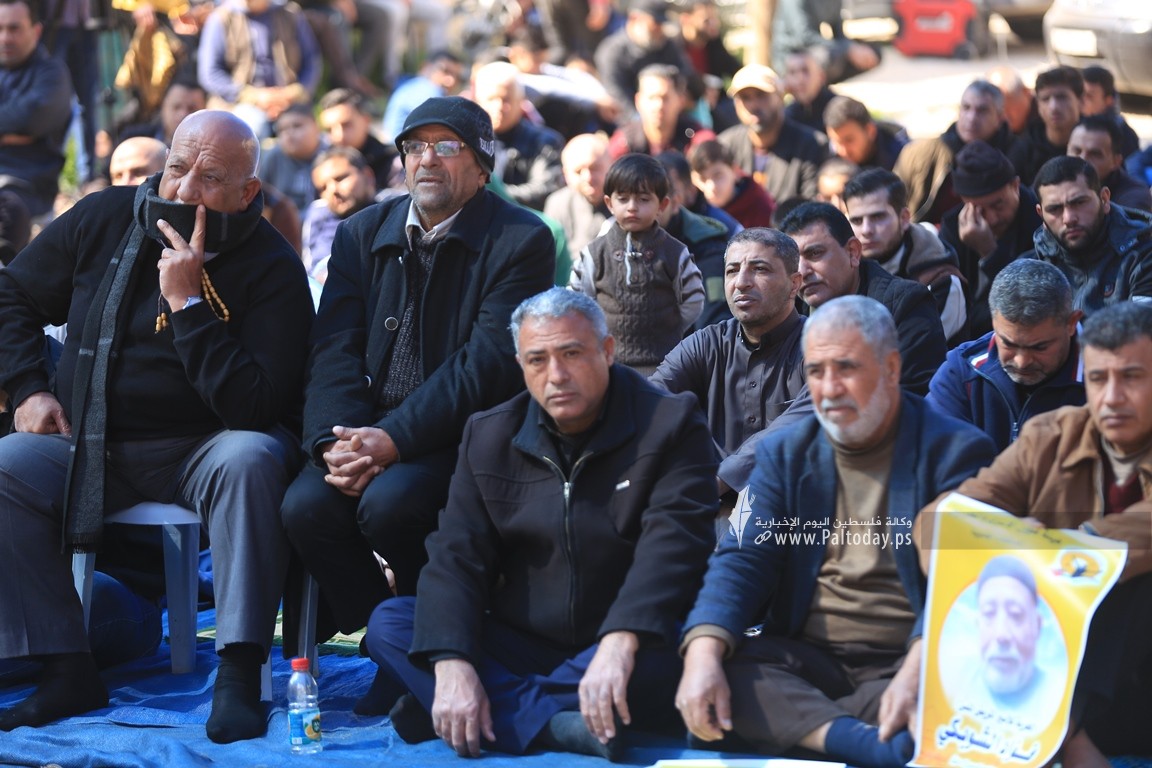 صلاة جمعة أمام مقر الصليب الأحمر بغزة تضامناً مع الأسرى (22).JPG