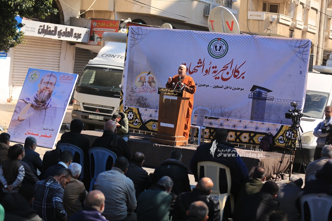 صلاة جمعة أمام مقر الصليب الأحمر بغزة تضامناً مع الأسرى (18).JPG