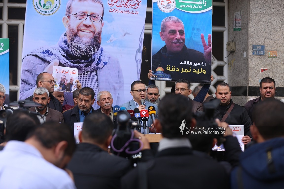  وقفة في غزة تضامناً مع الأسيرين الشيخ خضر عدنان ووليد دقة (9).JPG