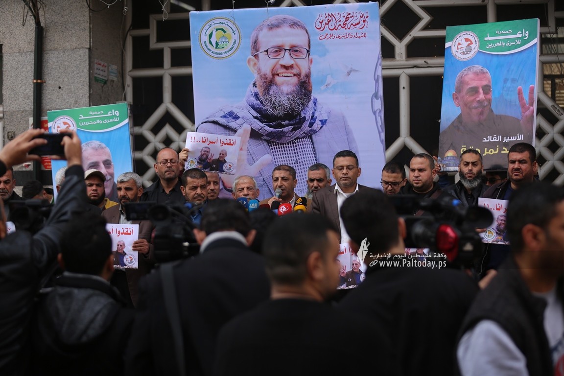  وقفة في غزة تضامناً مع الأسيرين الشيخ خضر عدنان ووليد دقة (8).JPG