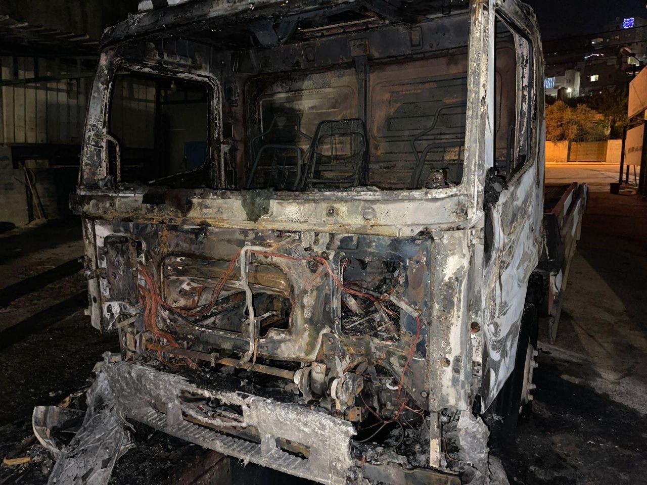 مستوطنون يحرقون مركبتين فلسطينيين في بلدة حوارة