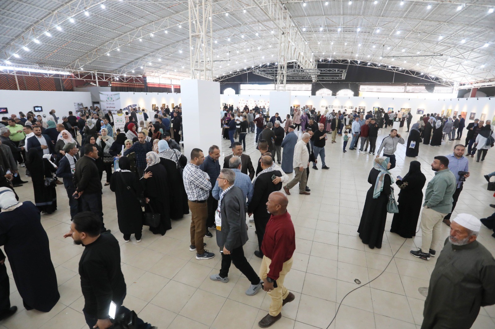 افتتاح المعرض الوطني النوعي الكبير نتنفـس حرية في قاعة الشاليهات الكبرى غرب غزة (1).jpg