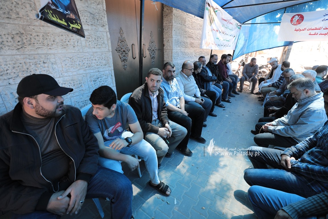 أعضاء المكتب السياسي وقيادات حركة الجهاد في خيمة اسناد الأسير المضرب عن الطعام الشيخ عدنان .JPG