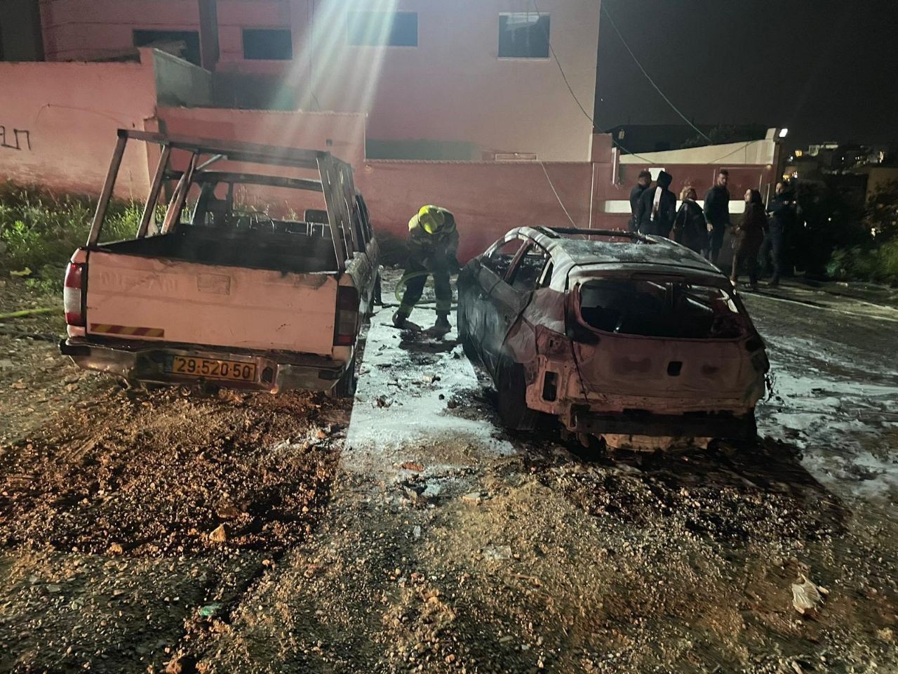 مستوطنون يحرقون سيارات المواطنين في كفر قاسم