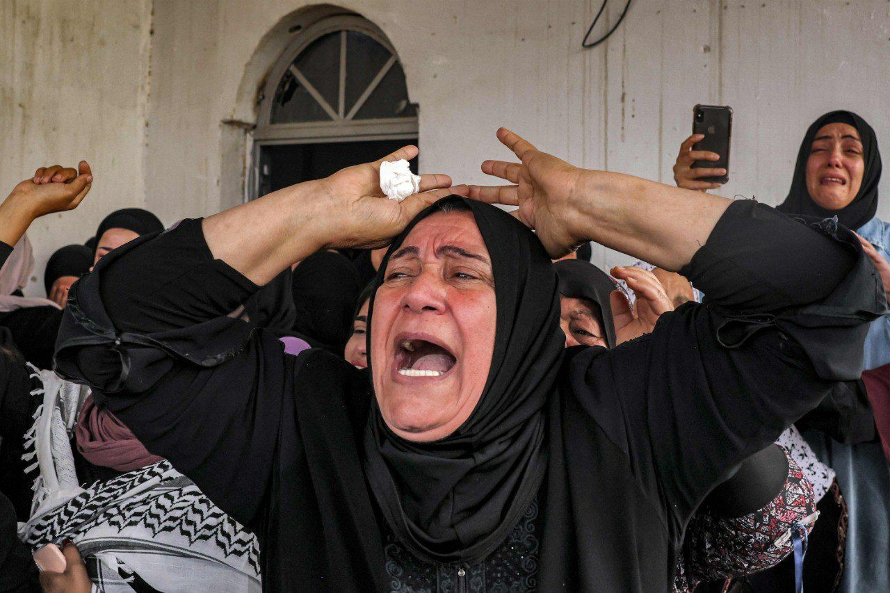 جماهير تشييع جثمان الشهيد محمد بلهان في مخيم عقبة جبر