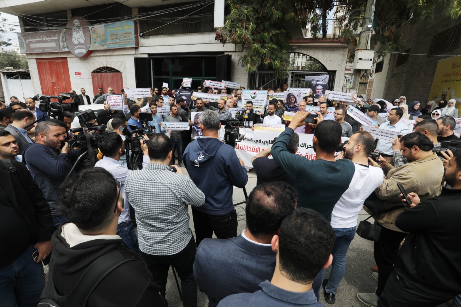 صور من الاعتصام الذي نظمه حراك الصحفيين ضد انتخابات نقابة الصحفيين (12).jpg