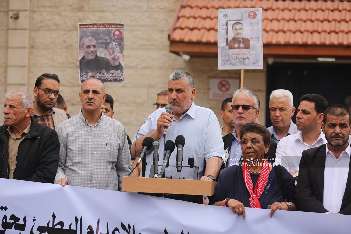 مهجة القدس ومركز حنظلة ينظمان وقفة دعم وإسناد للأسير وليد دقة أمام مقر المندوب السامي غرب مدينة غزة (9).JPG
