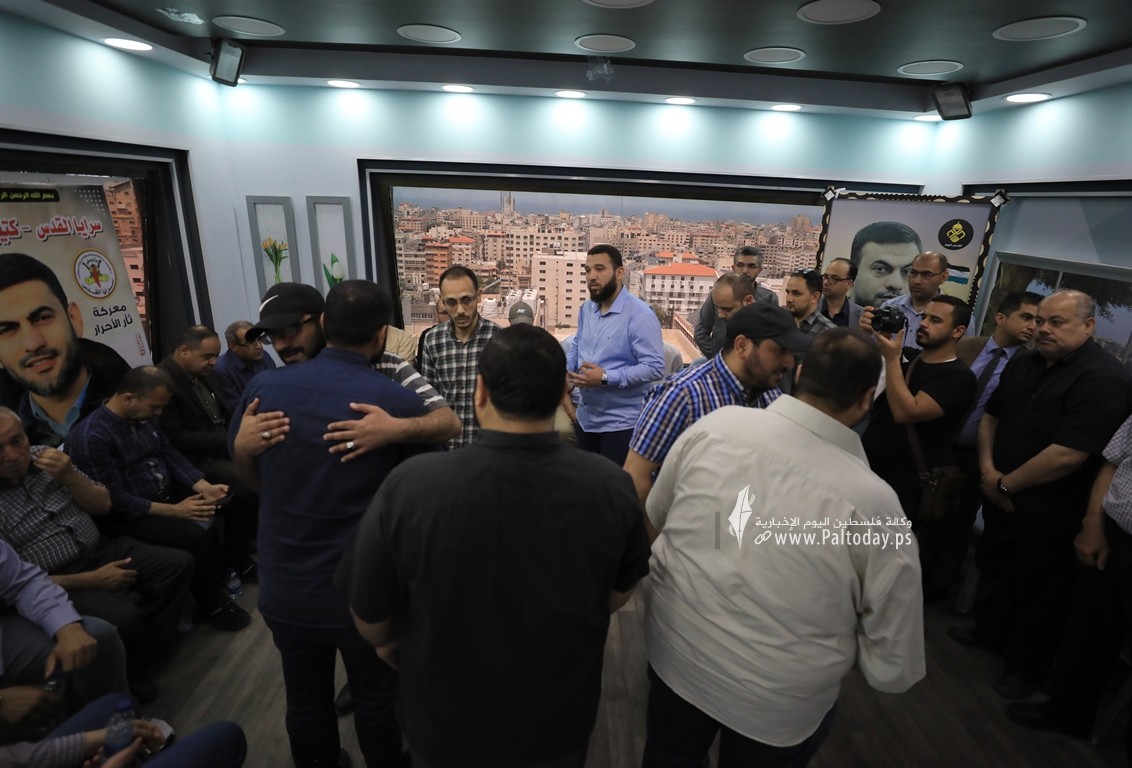 بيت عزاء الحاج خليل البهتينى فى قناة القدس اليوم (35).JPG
