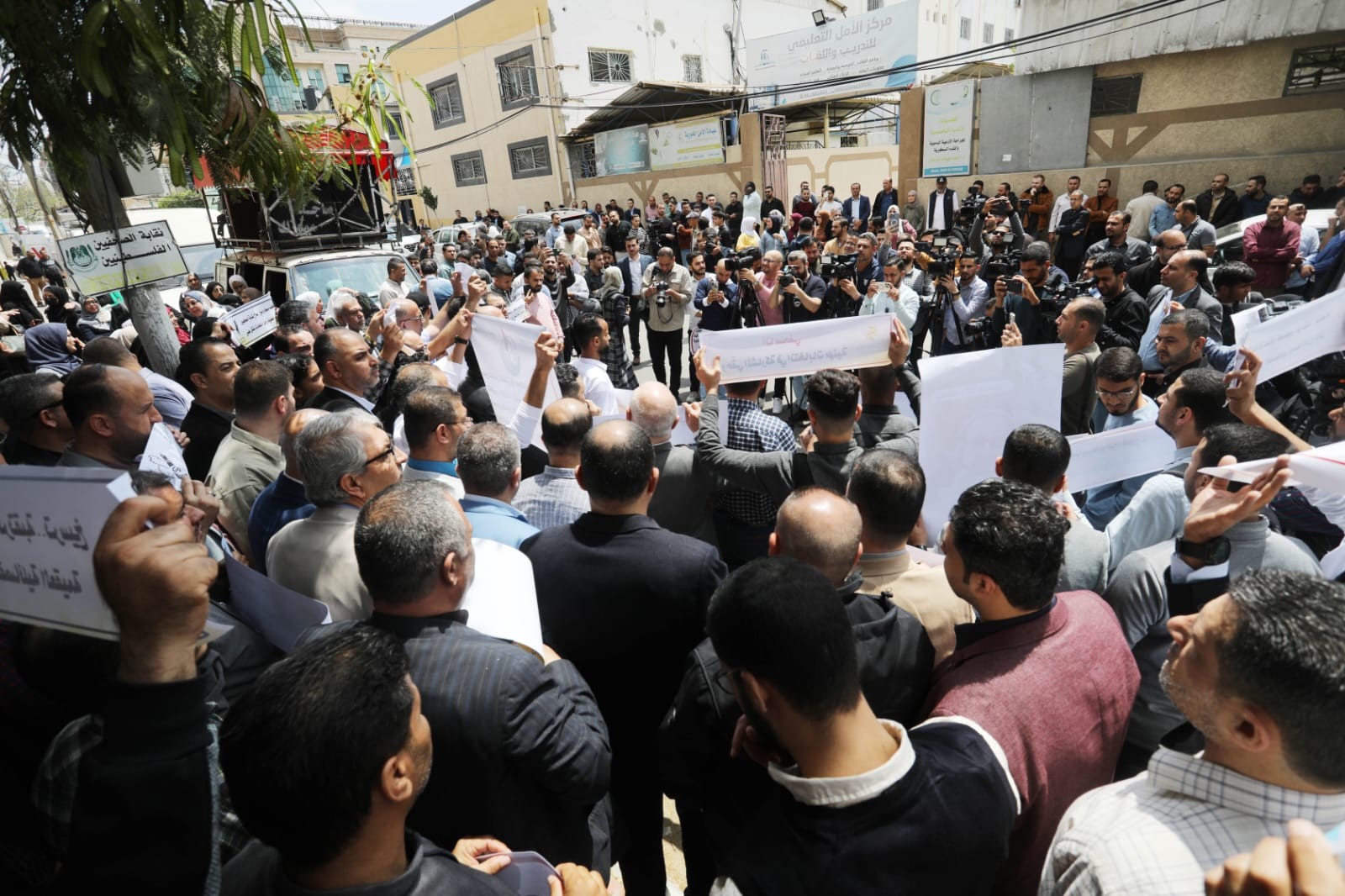 صور من الاعتصام الذي نظمه حراك الصحفيين ضد انتخابات نقابة الصحفيين (4).jpg