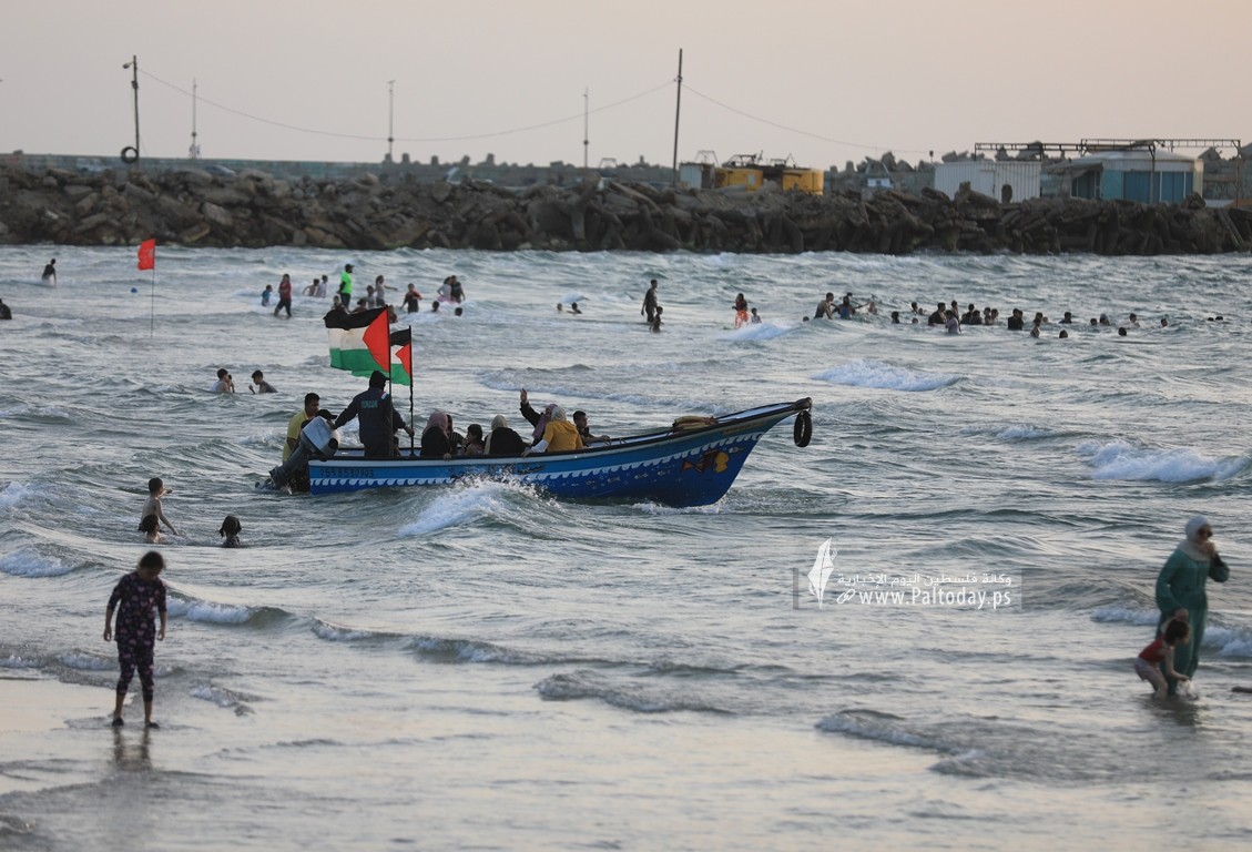  شاطئ بحر غزة المتنفّس الوحيد لأهالي القطاع المحاصر (18).JPG
