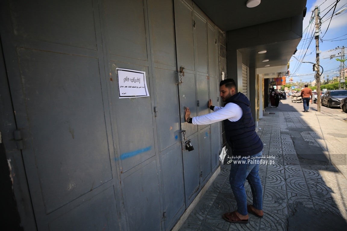 اضراب شامل وإغلاق المحال التجارية في غزة حداداً على الشهيد خضر عدنان (17).JPG