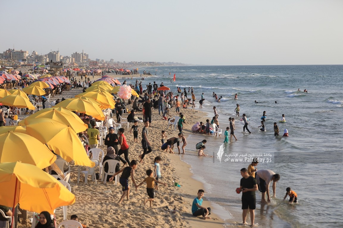  شاطئ بحر غزة المتنفّس الوحيد لأهالي القطاع المحاصر (1).JPG