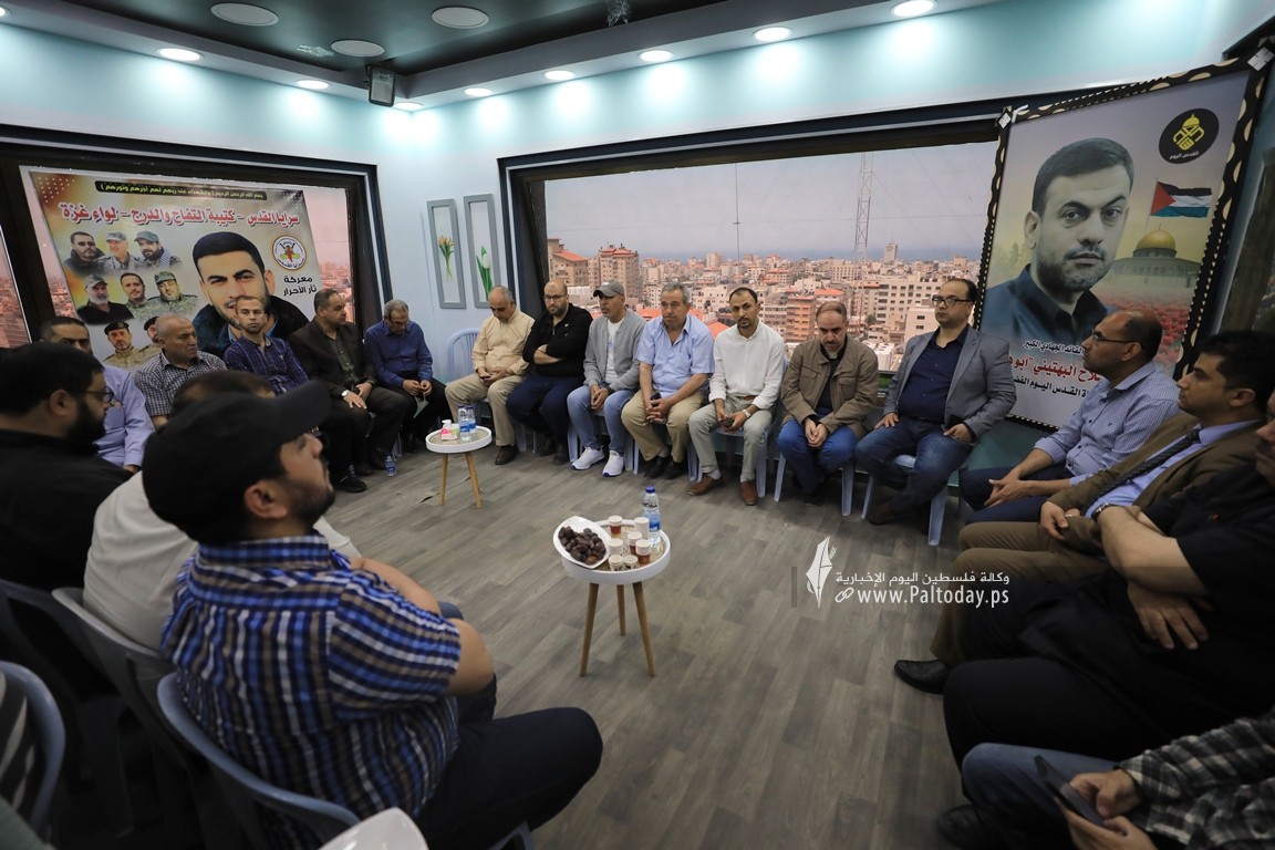 بيت عزاء الحاج خليل البهتينى فى قناة القدس اليوم (39).JPG
