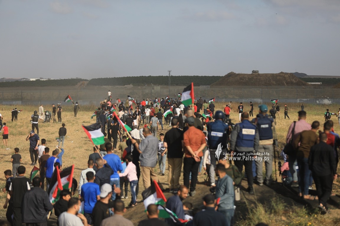 الاحتلال يقمع مسيرة العلم الفلسطيني شرق مدينة غزة (27).JPG