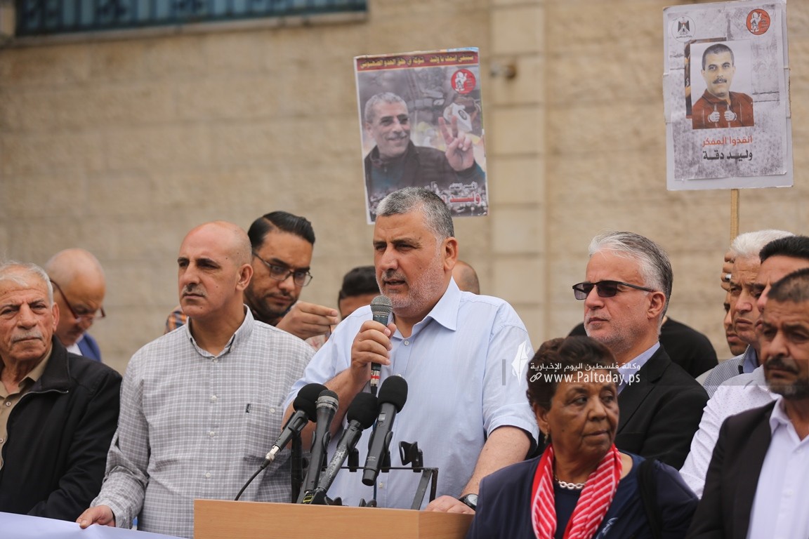 مهجة القدس ومركز حنظلة ينظمان وقفة دعم وإسناد للأسير وليد دقة أمام مقر المندوب السامي غرب مدينة غزة (8).JPG