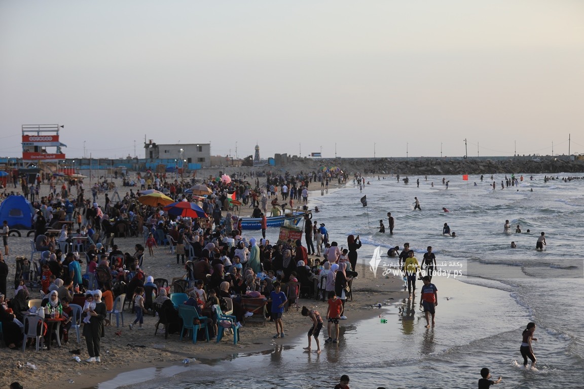  شاطئ بحر غزة المتنفّس الوحيد لأهالي القطاع المحاصر (15).JPG