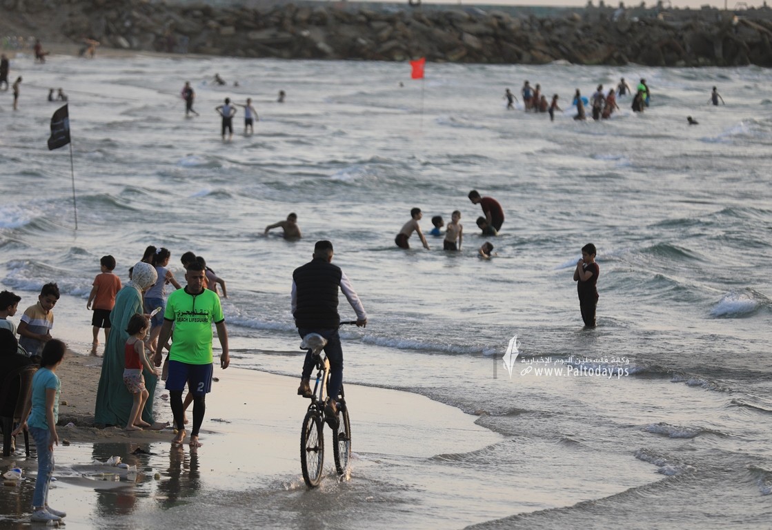  شاطئ بحر غزة المتنفّس الوحيد لأهالي القطاع المحاصر (17).JPG