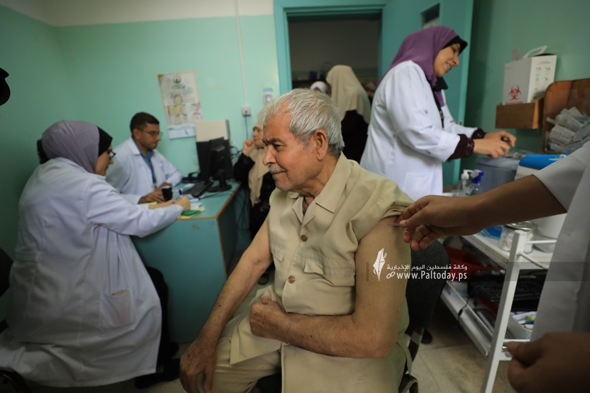 بدء تطعيم حجاج قطاع غزة في المراكز الصحية (9).JPG