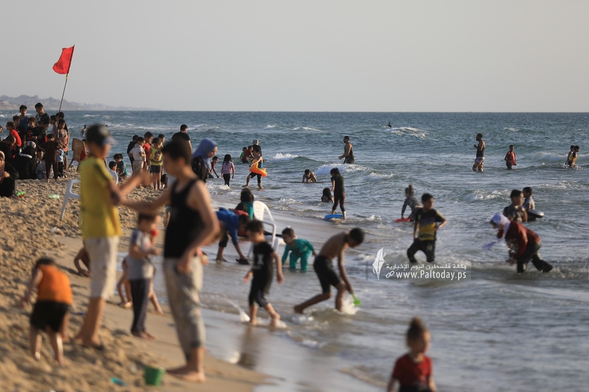  شاطئ بحر غزة المتنفّس الوحيد لأهالي القطاع المحاصر (5).JPG