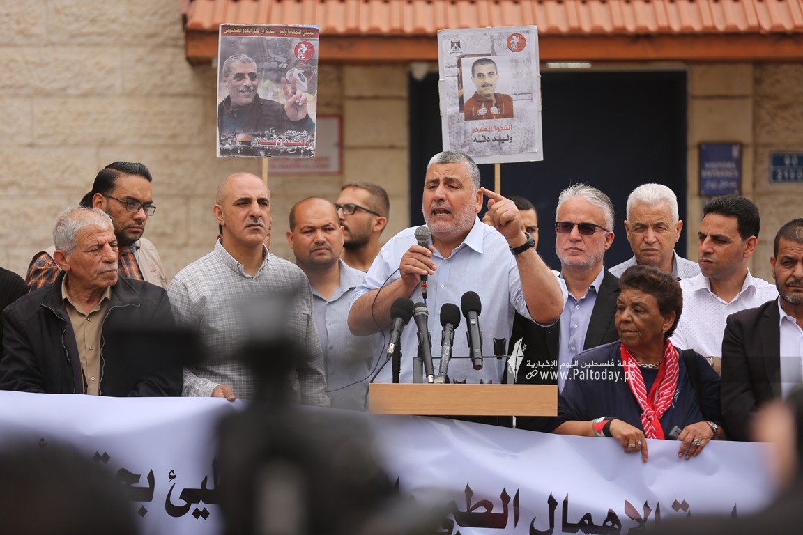 مهجة القدس ومركز حنظلة ينظمان وقفة دعم وإسناد للأسير وليد دقة أمام مقر المندوب السامي غرب مدينة غزة (12).JPG