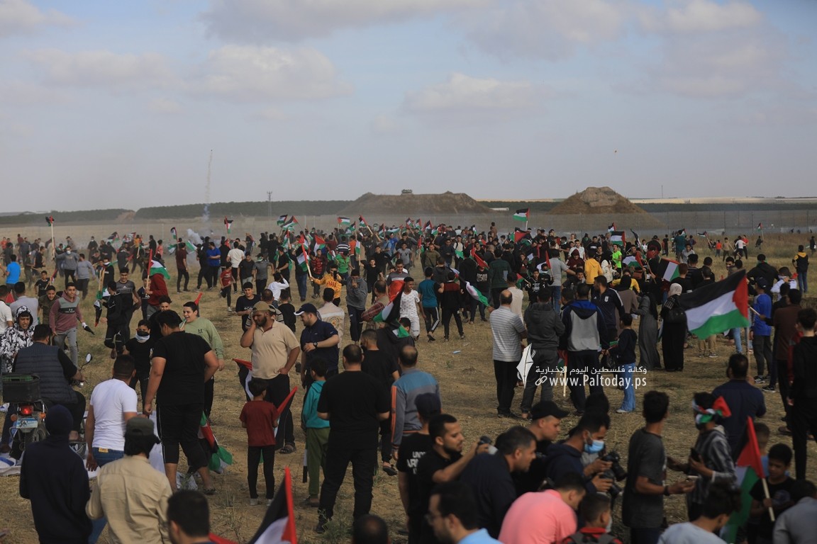 الاحتلال يقمع مسيرة العلم الفلسطيني شرق مدينة غزة (29).JPG